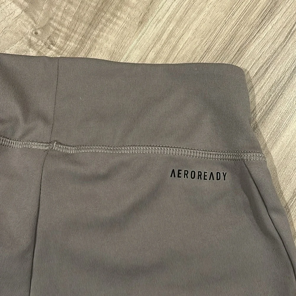 Adidas Women's Aeroready Size XS Gray Capri Leggings - Picture 4 of 5